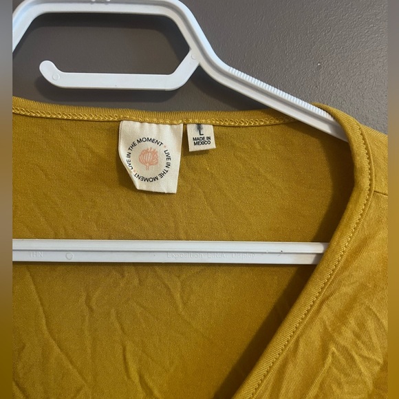 Live in the Moment front scrunch top - Picture 4 of 5